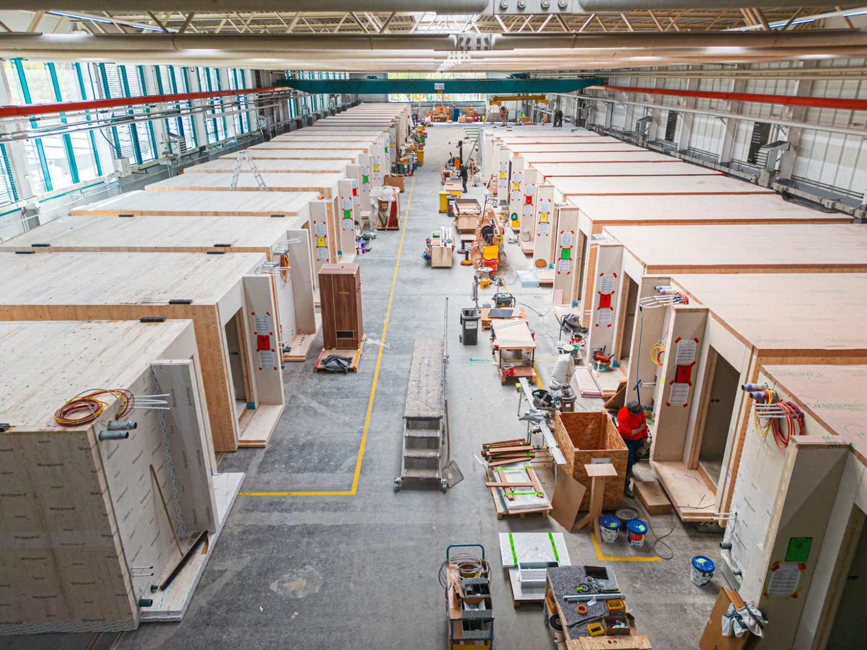 Blick in die Produktionshalle in Naila mit zwei Reihen vorgefertigter Holzraummodule