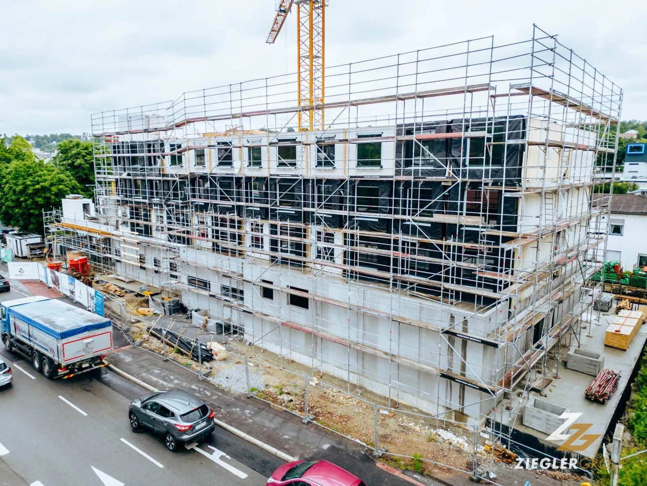 NIU Hotel Passau mit Gerüst während der Montage und Fertigstellung