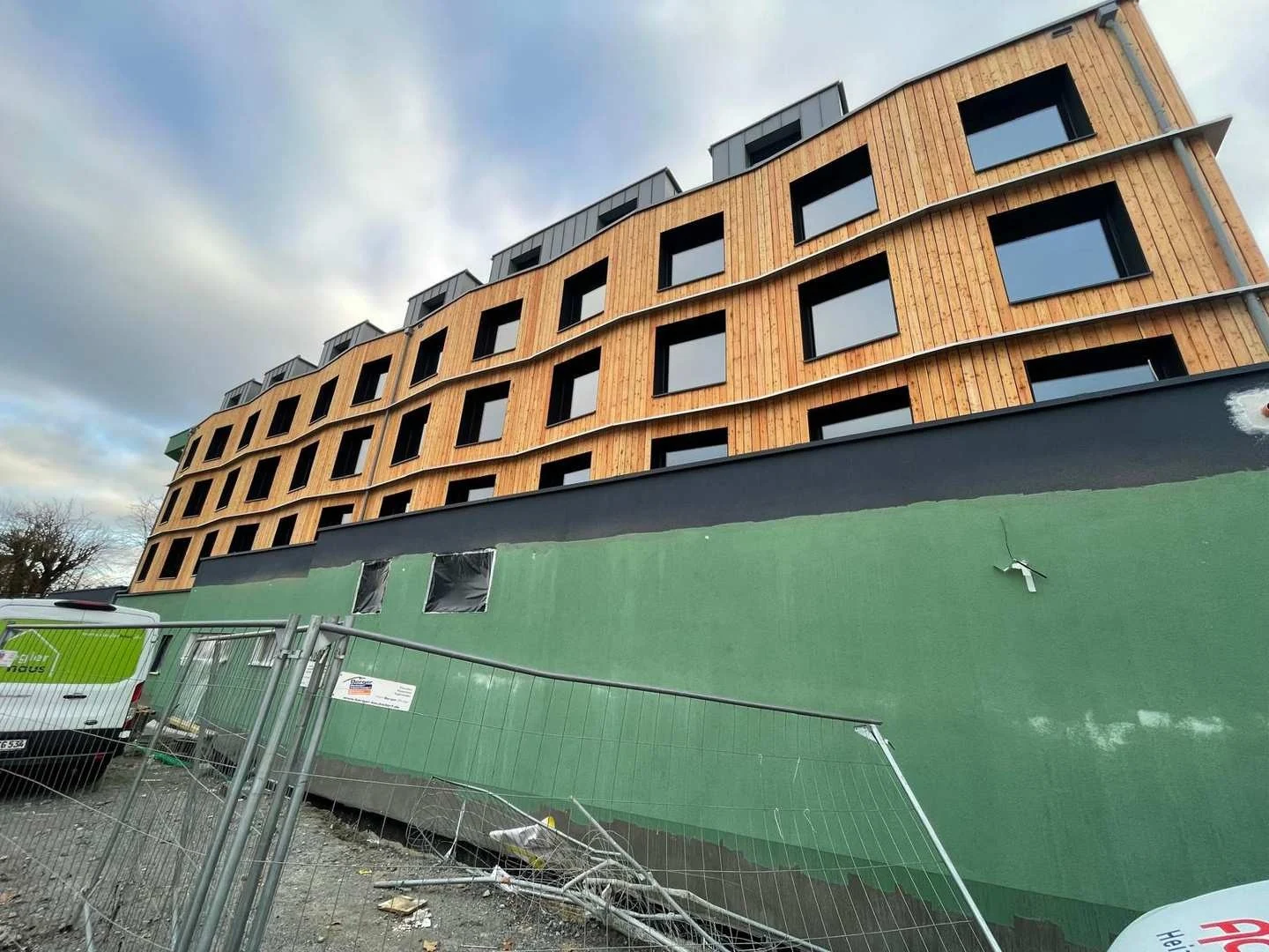 Holzfassade des NIU Hotels in Passau