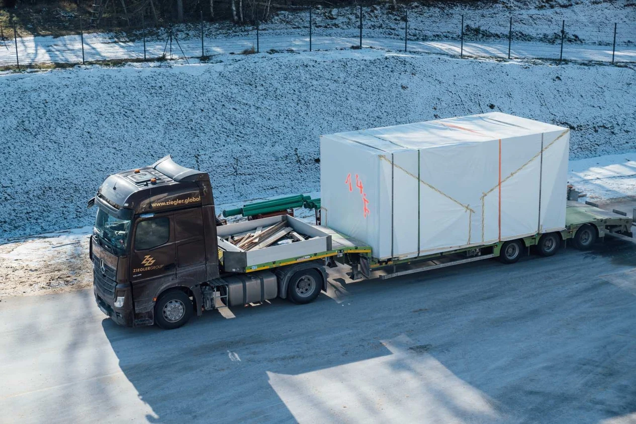 Geschütztes Raummodul auf einem LKW beim Transport